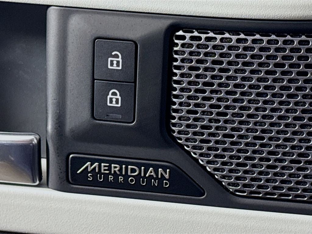 2023 Land Rover Defender SE