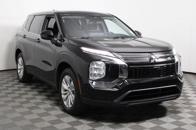 2025 Mitsubishi Outlander ES S-AWC's photo